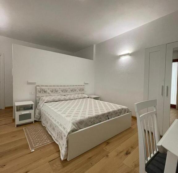 חדר משפחתי, Sa Troppa De Sos Chentu