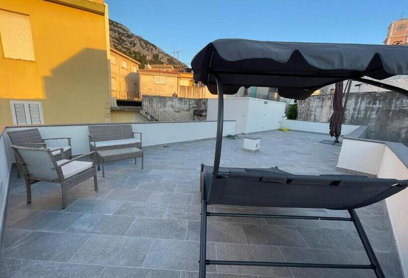 חדר משפחתי, Sa Troppa De Sos Chentu