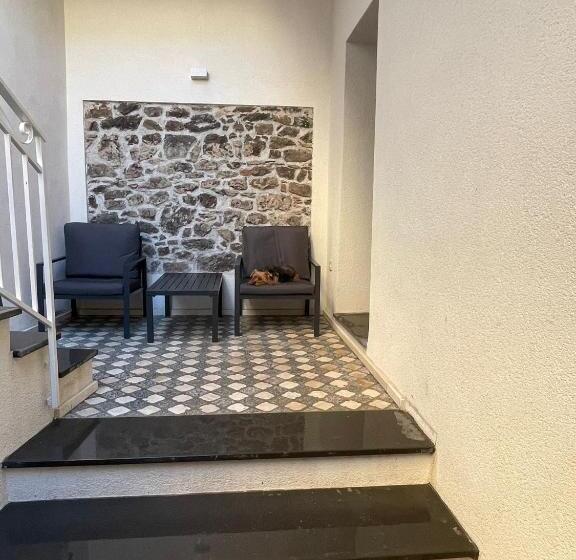 חדר משפחתי, Sa Troppa De Sos Chentu