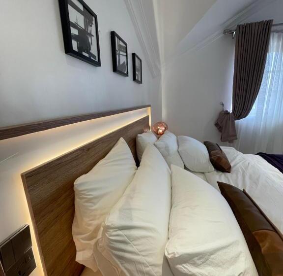 استودیوی سوپریور, The Addison Hotels And Apartments