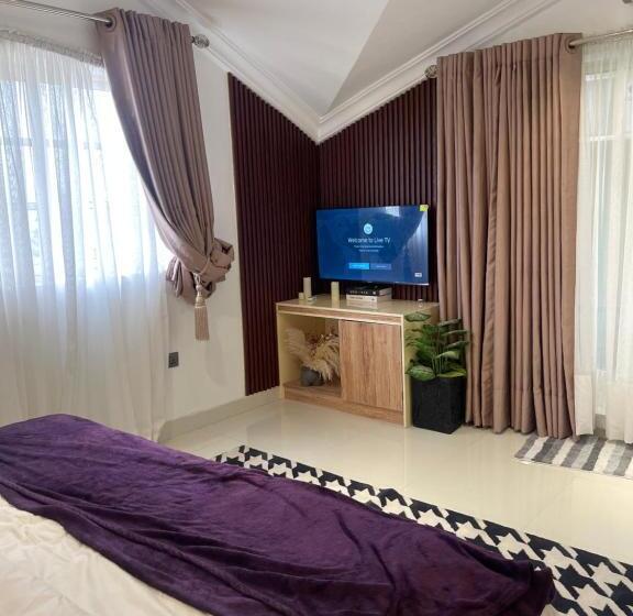 استودیوی سوپریور, The Addison Hotels And Apartments