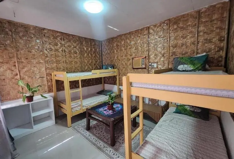 Säng i Delat Rum, Nipaville Camphouse