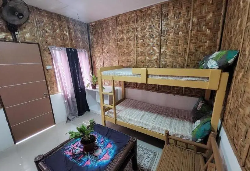 Säng i Delat Rum, Nipaville Camphouse