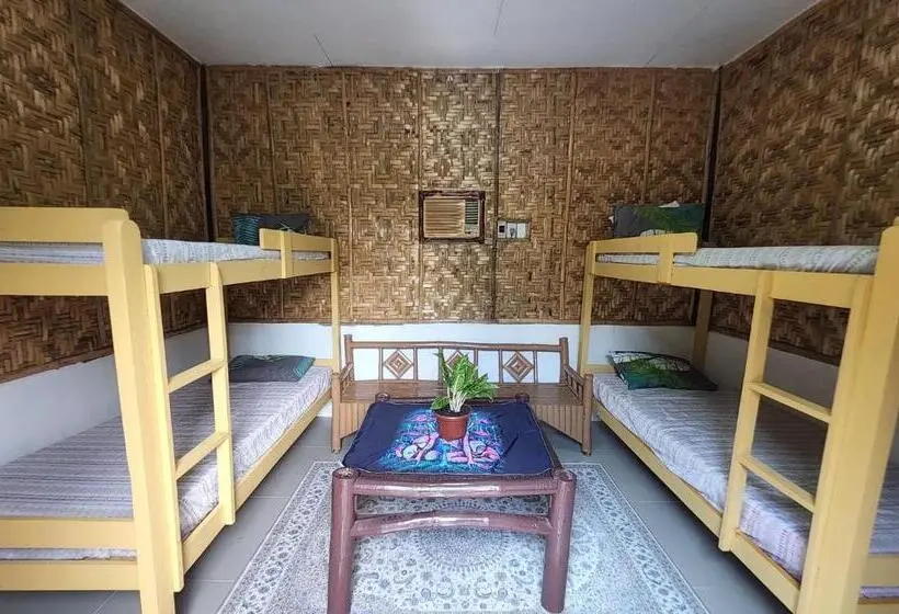 Säng i Delat Rum, Nipaville Camphouse