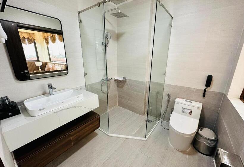 Standard Quadruple Room with Balcony, Khách Sạn đông A