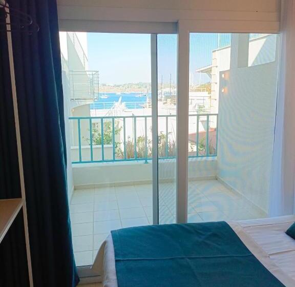 Номер Стандарт с Балконом, Mia Hill Suites