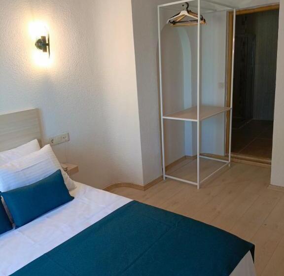 اتاق لوکس با بالکن, Mia Hill Suites