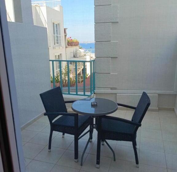 اتاق لوکس با بالکن, Mia Hill Suites