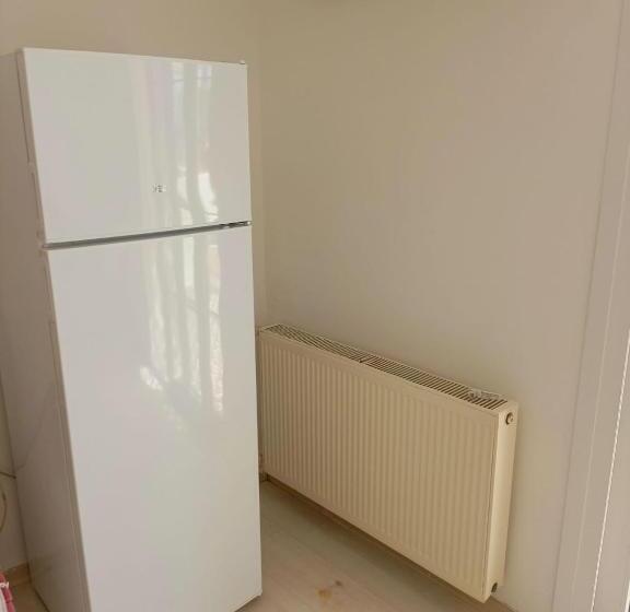 استودیوی استاندارد, Mia Hill Suites