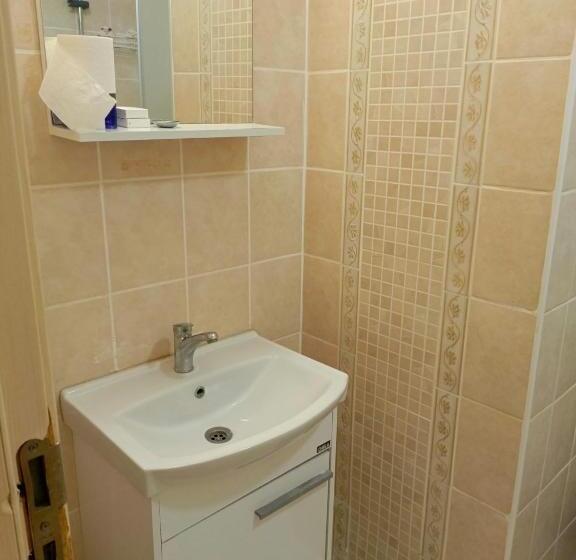 استودیوی استاندارد, Mia Hill Suites