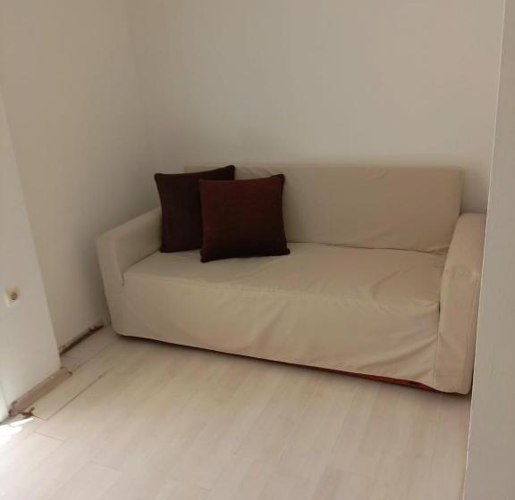 استودیوی استاندارد, Mia Hill Suites