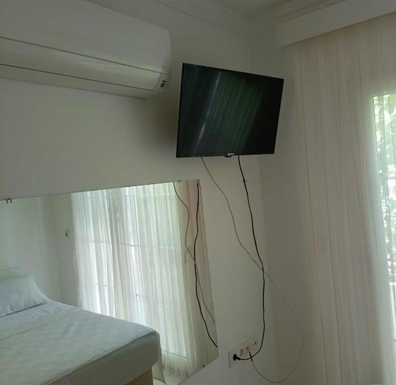 استودیوی استاندارد, Mia Hill Suites