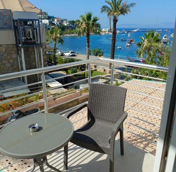 اتاق خانوادگی با چشمانداز دریا, Mia Hill Suites