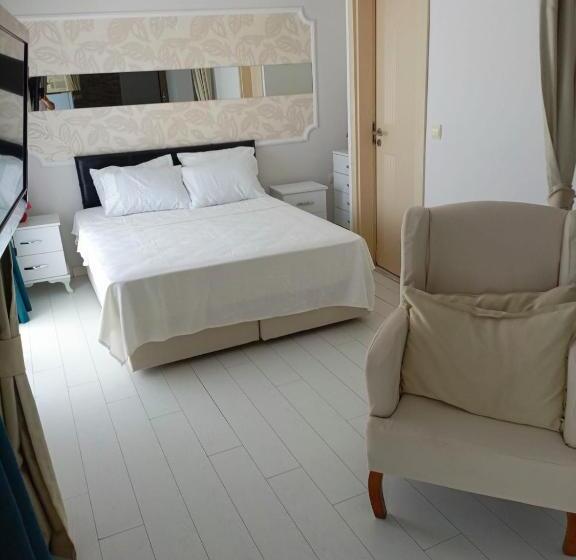 اتاق خانوادگی با چشمانداز دریا, Mia Hill Suites