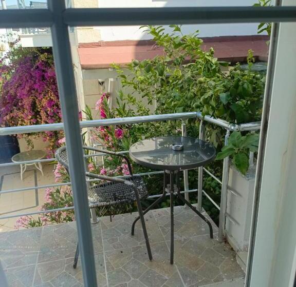 اتاق خانوادگی با چشمانداز باغ, Mia Hill Suites