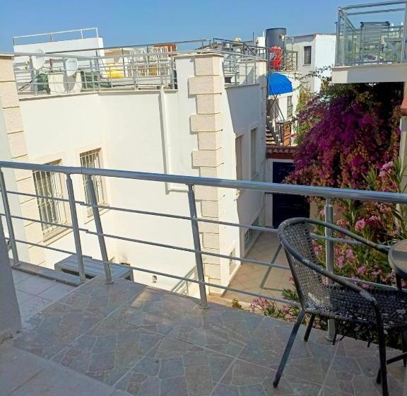 اتاق خانوادگی با چشمانداز باغ, Mia Hill Suites