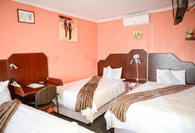 Habitació Triple Estàndard amb Balcó, Motherland Guest House