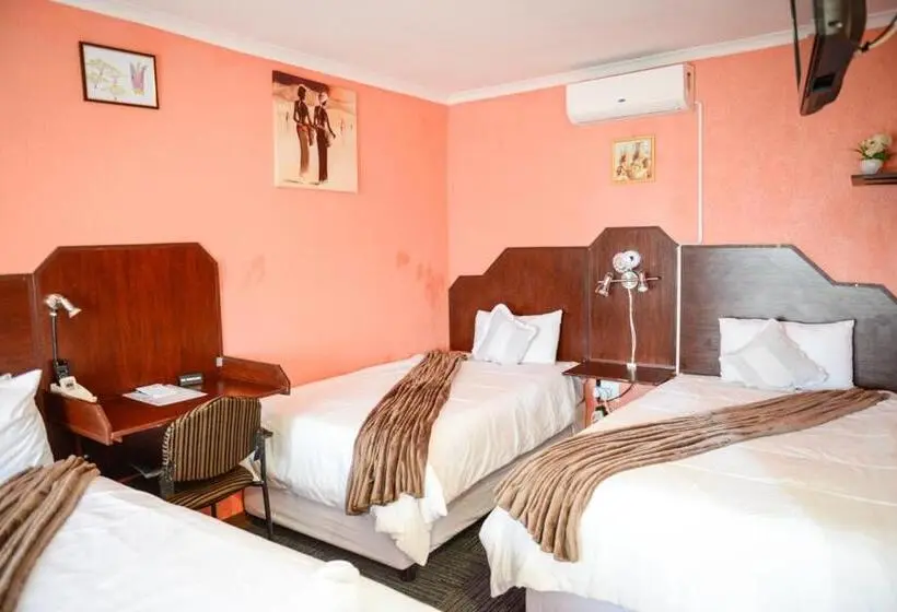 اتاق استاندارد سه تخته با بالکن, Motherland Guest House