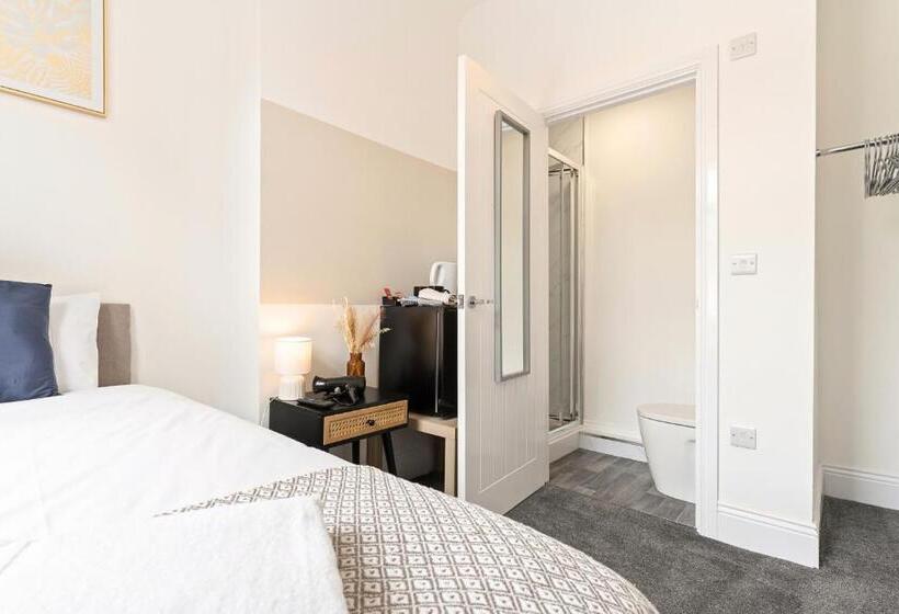Номер Стандарт Индивидуальный, Suite #3   Central Location   Private Ensuite, Smart Tv, Fast Wifi And Free Parking   By Yoko Proper