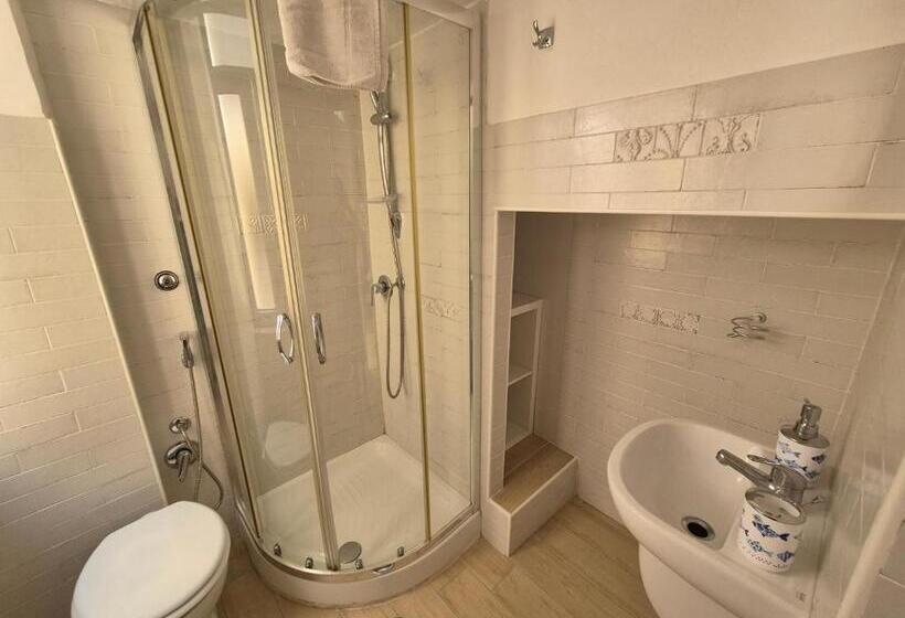 חדר סטנדרט לארבעה, Vic O Mar