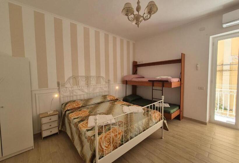 חדר סטנדרט לארבעה, Vic O Mar