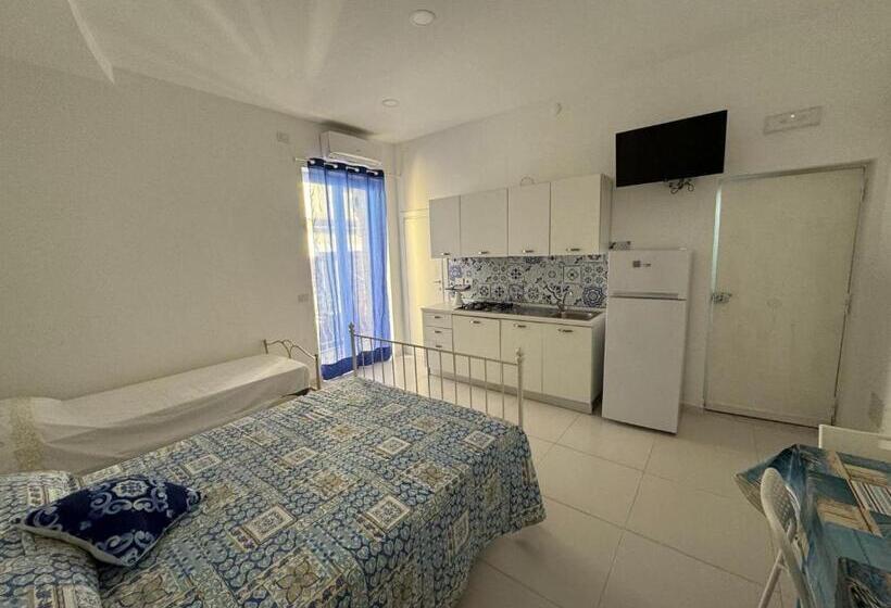 חדר סטנדרט לשלושה, Vic O Mar