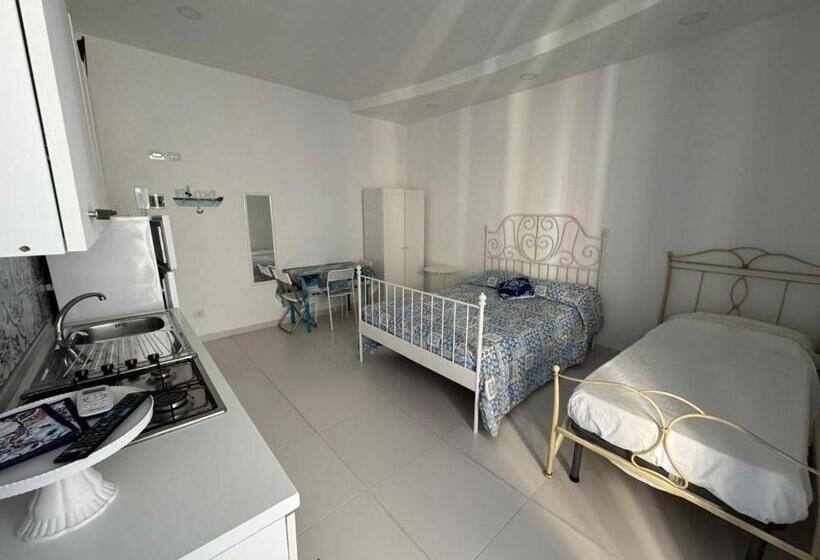 חדר סטנדרט לשלושה, Vic O Mar