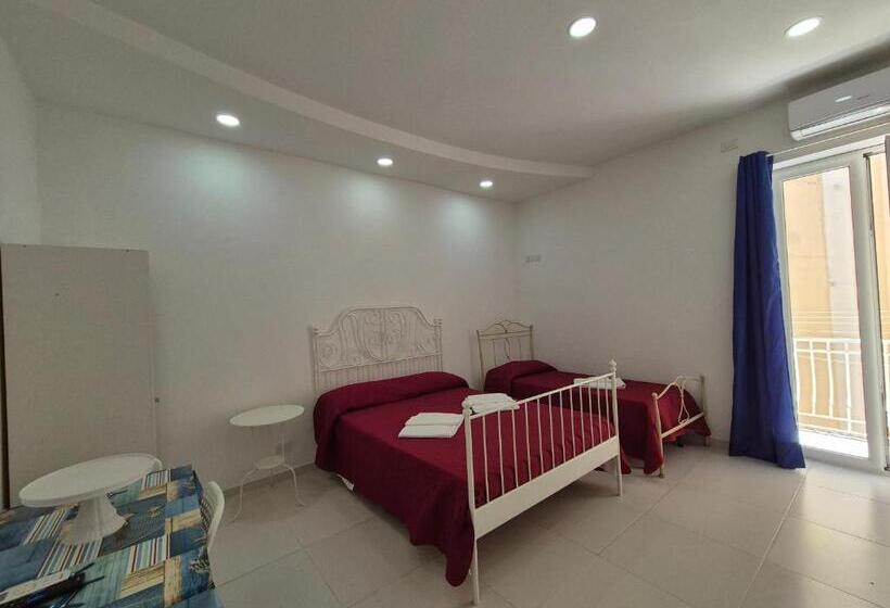 חדר סטנדרט לשלושה, Vic O Mar