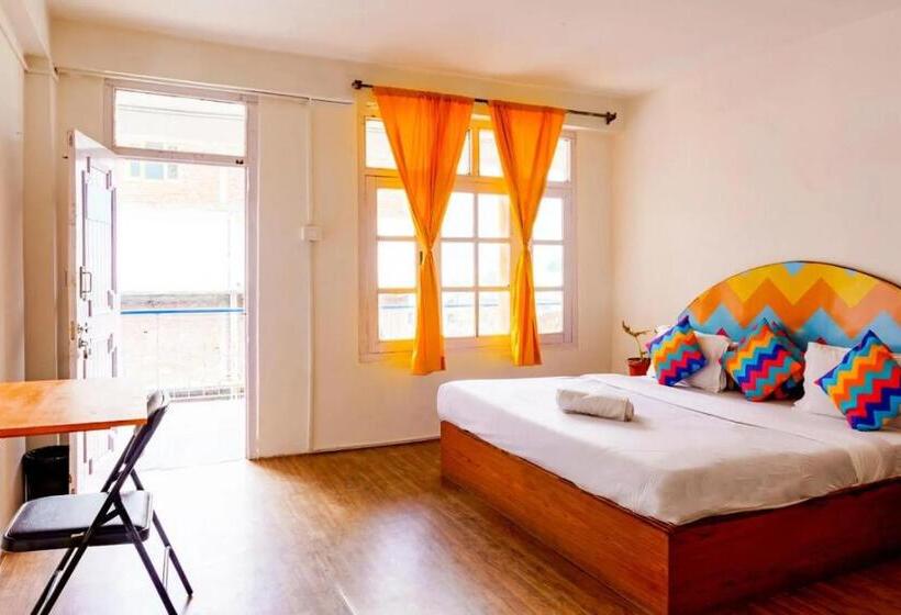 Quarto Deluxe com Sacada, Oak Land House Manali