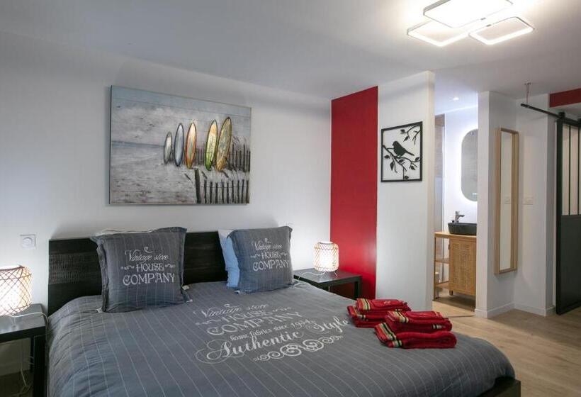 غرفة قياسية ثلاثية مطلة علي حمام السباحة, Erreka Txikia