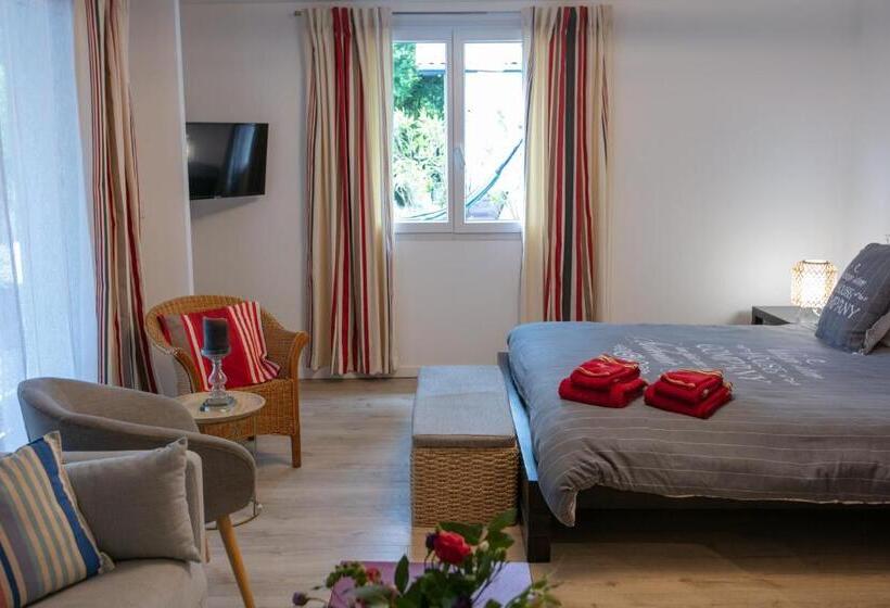 プールの見えるスタンダードトリプルルーム, Erreka Txikia