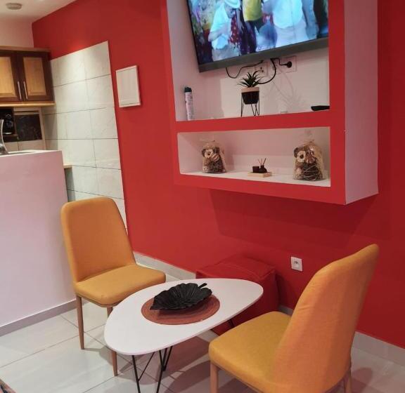 اتاق لوکس, Kwabo D Ailleurs