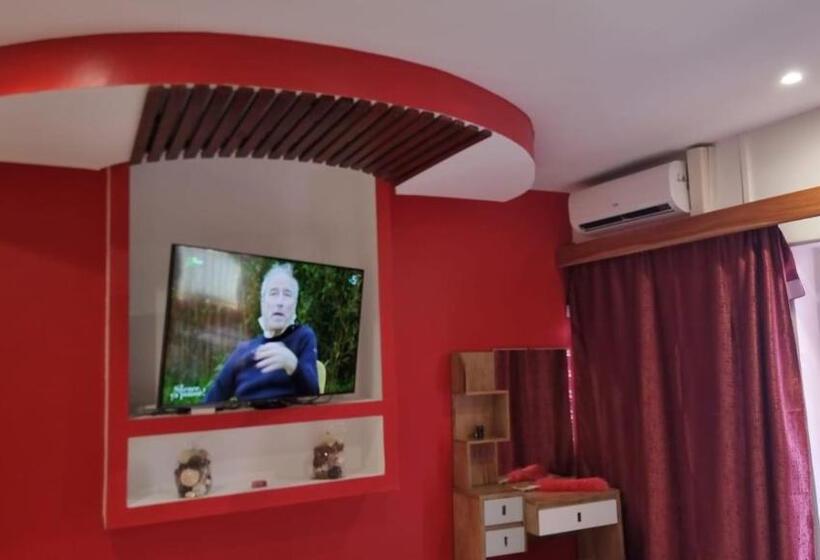 اتاق لوکس, Kwabo D Ailleurs