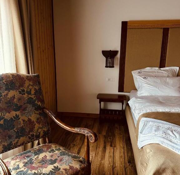 コンフォートトリプルルーム, Domeniul Mortasifu