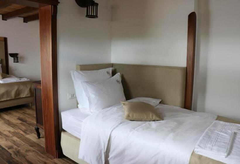 コンフォートトリプルルーム, Domeniul Mortasifu