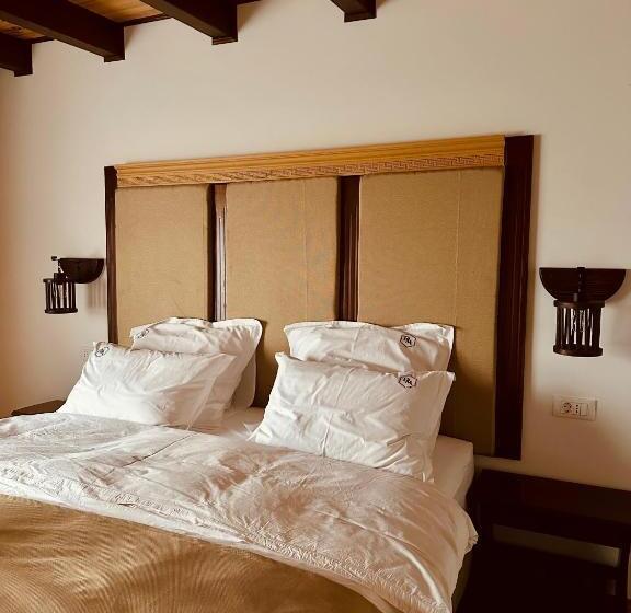 コンフォートトリプルルーム, Domeniul Mortasifu