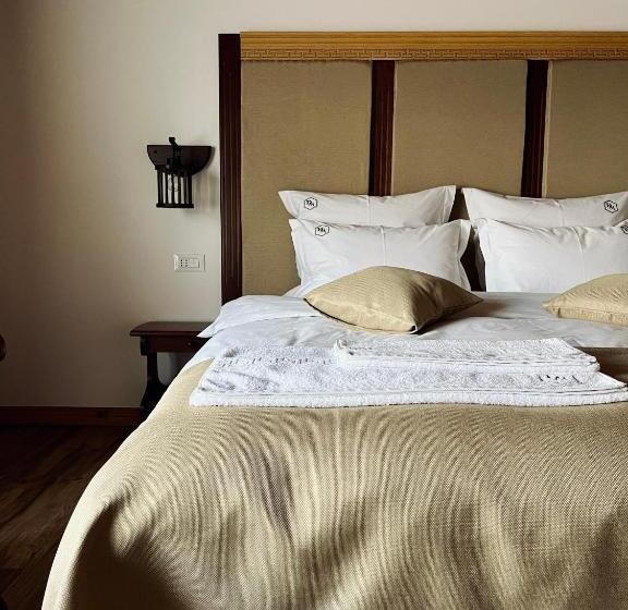 コンフォートトリプルルーム, Domeniul Mortasifu