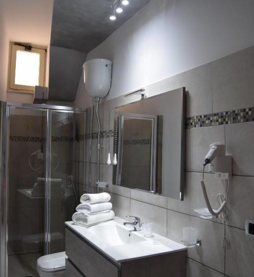 غرفة قياسية مع حمام خارجي, Elsa Corime