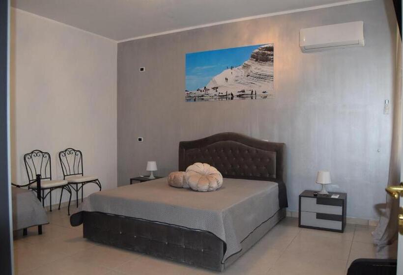 غرفة قياسية مع حمام خارجي, Elsa Corime