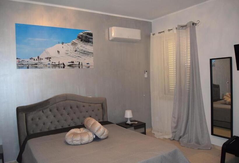 غرفة قياسية مع حمام خارجي, Elsa Corime