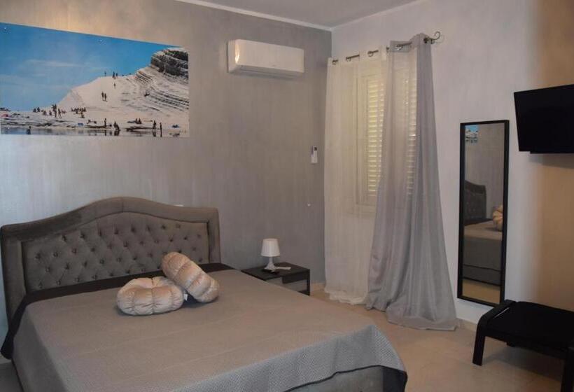 غرفة قياسية مع حمام خارجي, Elsa Corime