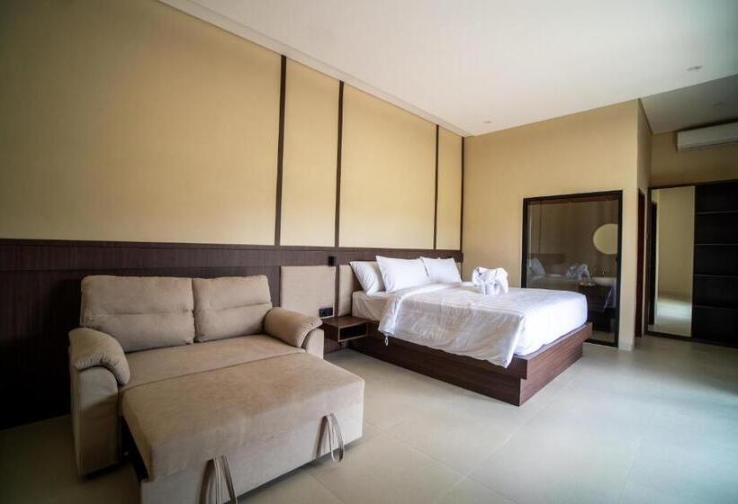 מיטת קינג בסוויטה, Tut Winten Villa Ubud