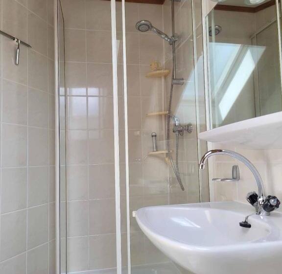 标准间, Haus Resi