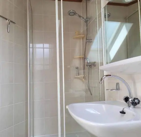 Standart Oda, Haus Resi