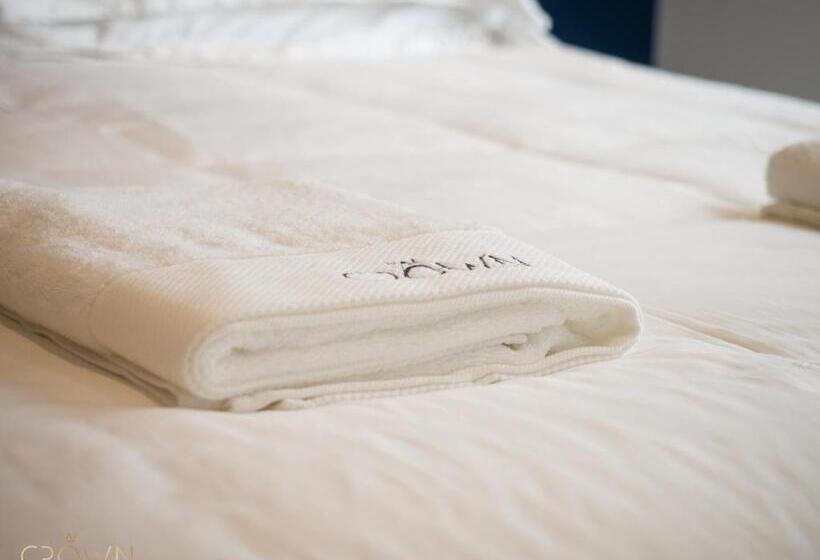 اتاق لوکس خانوادگی, Crown