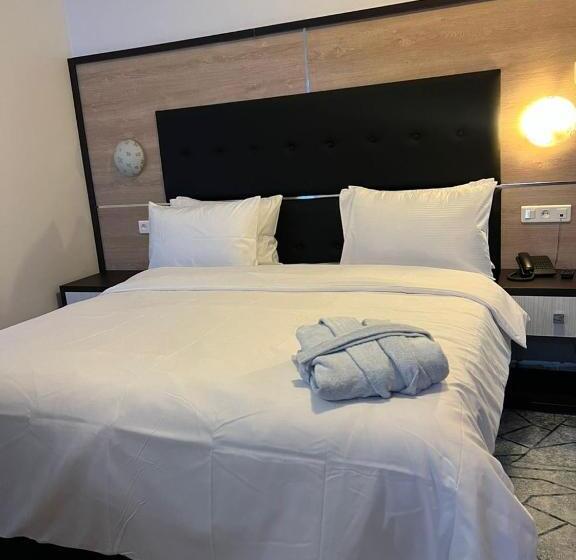 اتاق اکونومی, Mistral