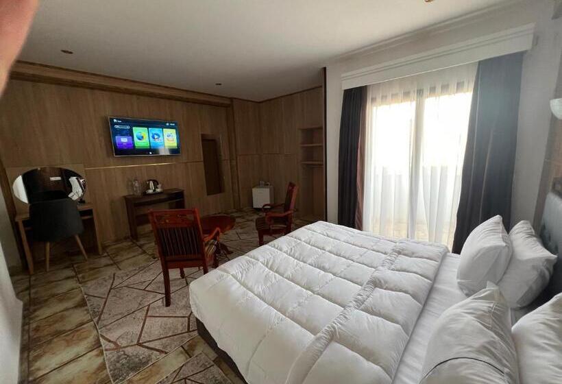 اتاق لوکس, Mistral