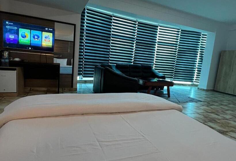 سوییت جونیور لوکس, Mistral