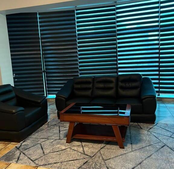 استودیوی لوکس, Mistral