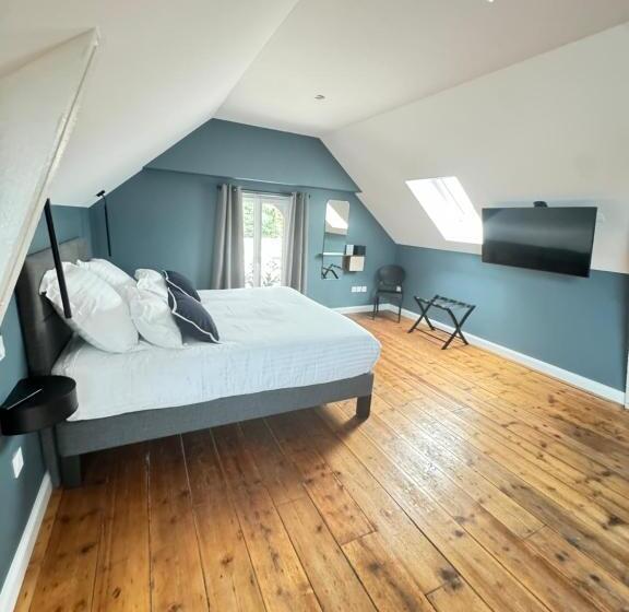 غرفة عائلية, Aura Castle